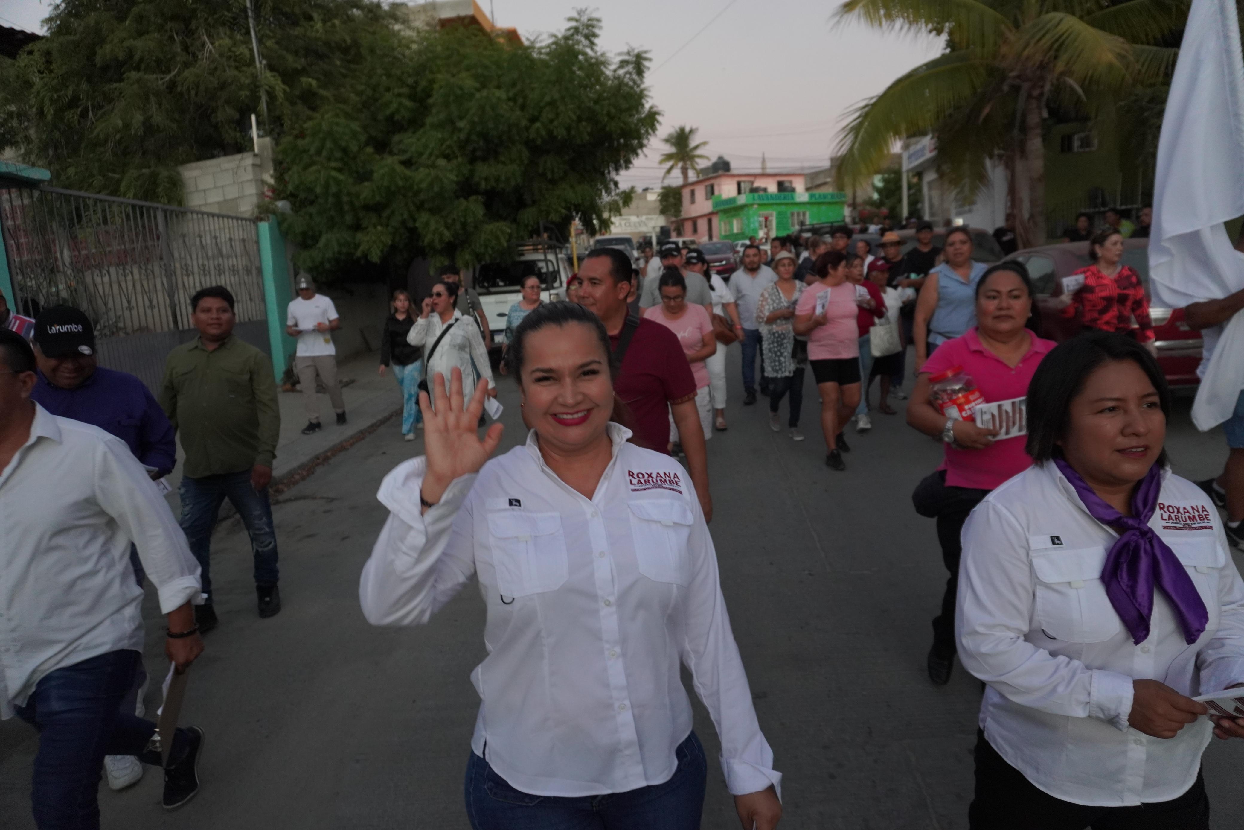 Roxana Larumbe Lleva sus Propuestas a los Vecinos de la Colonia 4 de Marzo en Cabo San Lucas